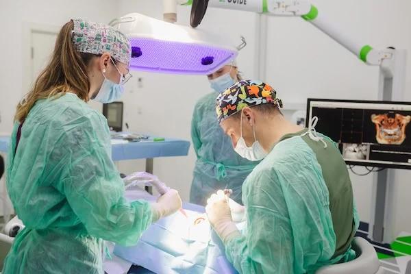 Cirugia-dental-en-Oviedo-por-Miguel-Gonzalez-en-Centro-Odontologico-Asturias-2