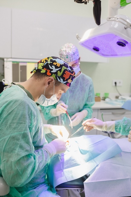 Cirugia-dental-en-Oviedo-por-Miguel-Gonzalez-en-Centro-Odontologico-Asturias-4