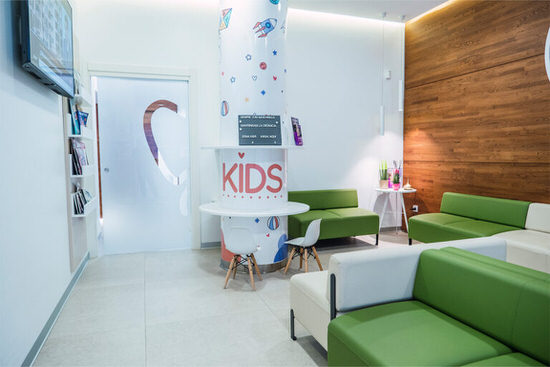 Sala de espera infantil del Centro Odontológico Miguel González, clínica dental en Oviedo, con zona de juego para niños