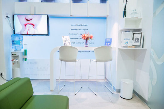 Zona de asesoramiento del Centro Odontológico Miguel González, clínica dental en Oviedo, con pantalla para revisar el plan de tratamiento