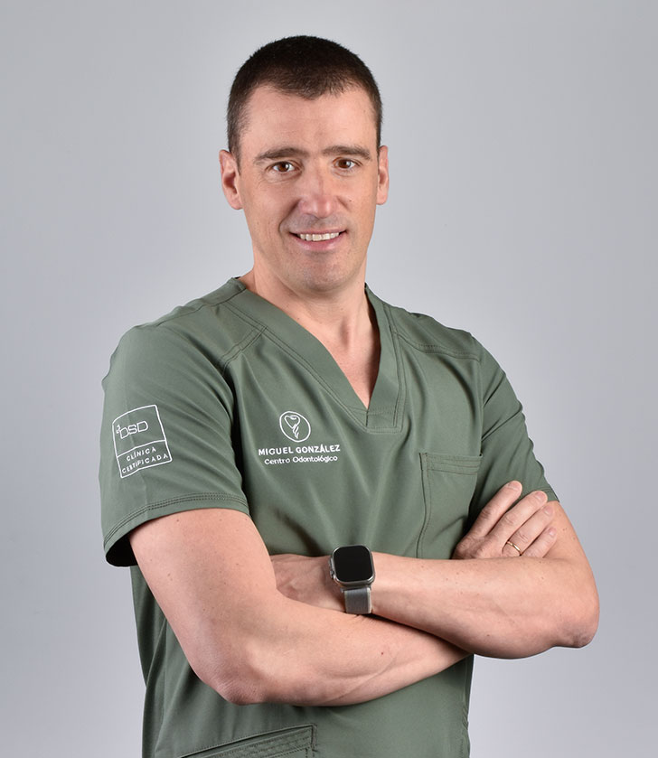 Dr. Miguel González Menéndez, especialista en implantología y cirugía oral del Centro Odontológico Miguel González, clínica dental en Oviedo
