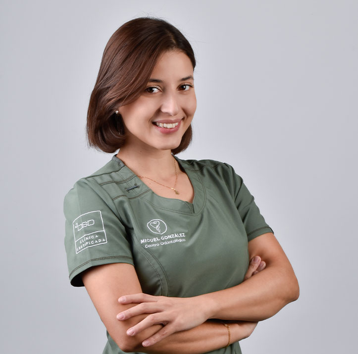 Dra. Luisa F. Castillo Fernández, especialista en periodoncia y endodoncia del Centro Odontológico Miguel González, clínica dental en Oviedo