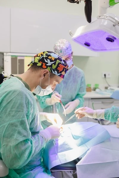 Cirugía de implantes dentales en el quirófano del Centro Odontológico Miguel González, clínica dental en Oviedo