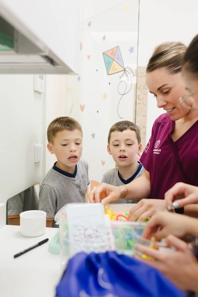 Dos niños eligiendo premio al terminar su revisión en la consulta de odontopediatría del Centro Odontológico Miguel González, clínica dental en Oviedo
