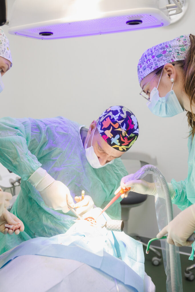 Cirugia-dental-en-Oviedo-por-Miguel-Gonzalez-en-Centro-Odontologico-Asturias-79-683x1024